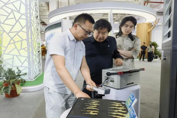 圖：參會(huì)人員關(guān)注托普云農(nóng)光合作用測(cè)定儀
