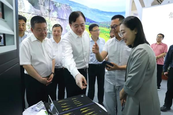 浙江省人大常委會(huì)副主任劉忻、浙江省農(nóng)業(yè)農(nóng)村廳廳長(zhǎng)王通林一行蒞臨托普云農(nóng)展位