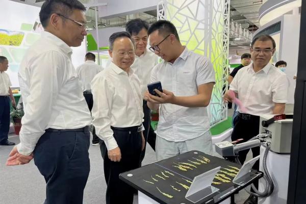浙江省政協(xié)副主席陳小平、浙江省農(nóng)業(yè)農(nóng)村廳副廳長(zhǎng)蔡元杰、浙江省種子管理總站站長(zhǎng)施俊生一行蒞臨托普云農(nóng)展位